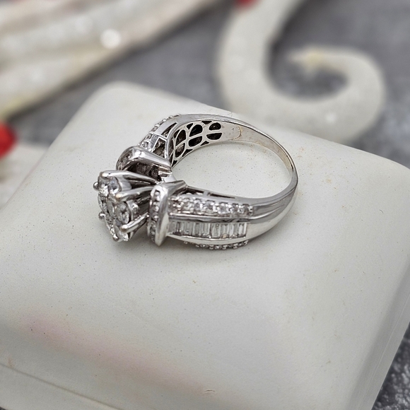 Beautiful 14K White Gold Diamond Engagement Ring 5.0 DWT - Picture 4 of 7